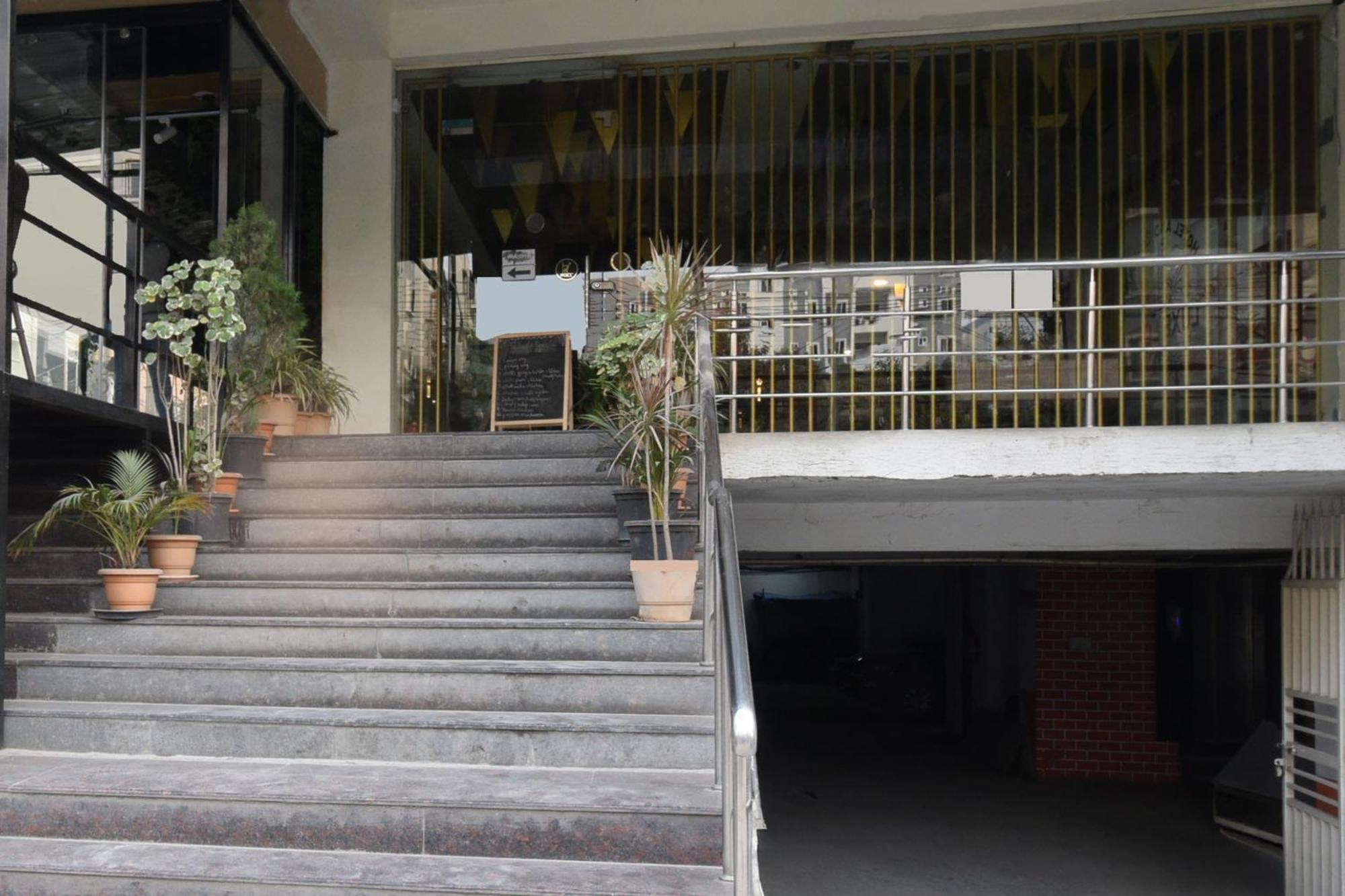 Super Townhouse Madhapur 100 Feet Road Formerly Jkc Grand Hyderabad Exterior foto