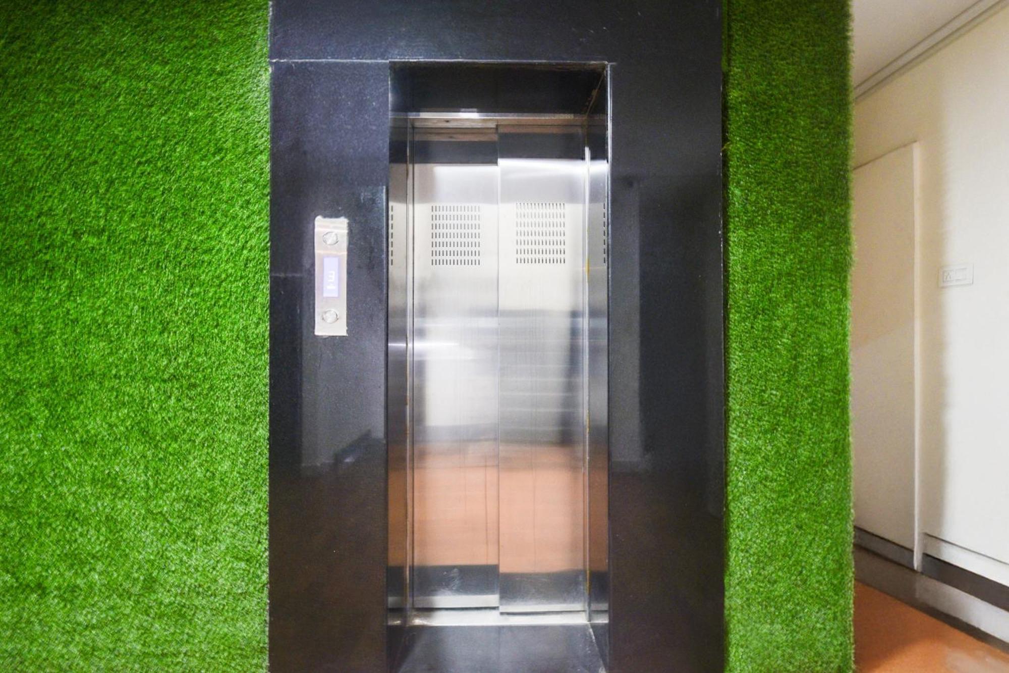 Super Townhouse Madhapur 100 Feet Road Formerly Jkc Grand Hyderabad Exterior foto
