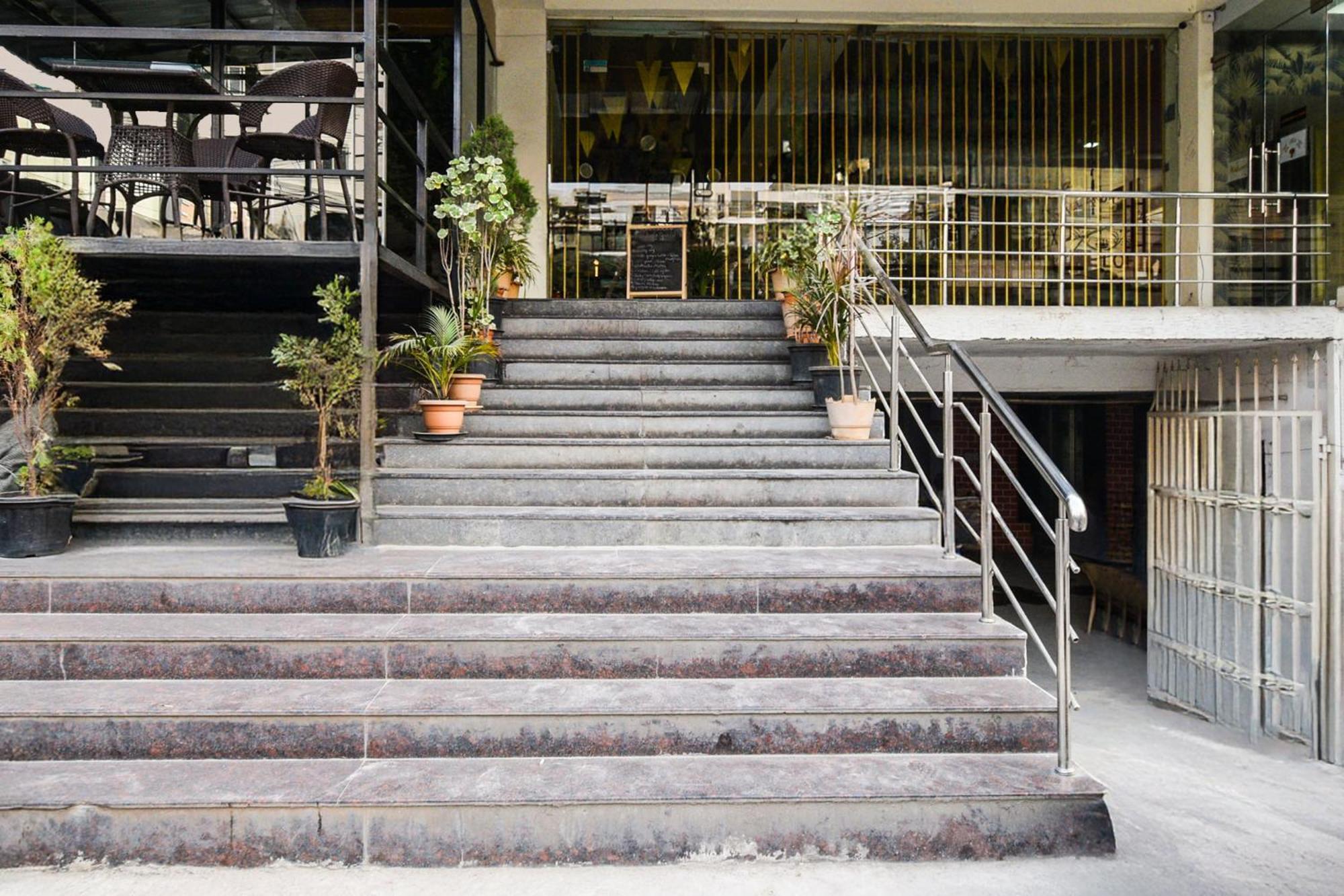 Super Townhouse Madhapur 100 Feet Road Formerly Jkc Grand Hyderabad Exterior foto