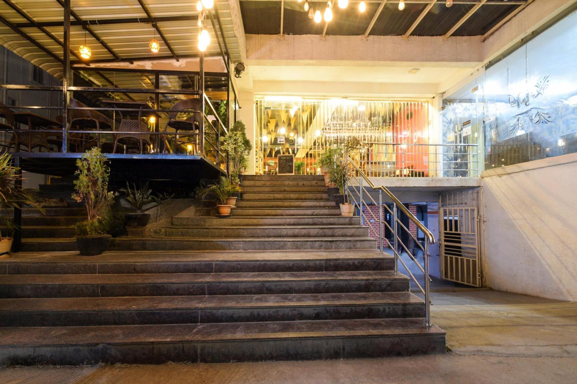 Super Townhouse Madhapur 100 Feet Road Formerly Jkc Grand Hyderabad Exterior foto