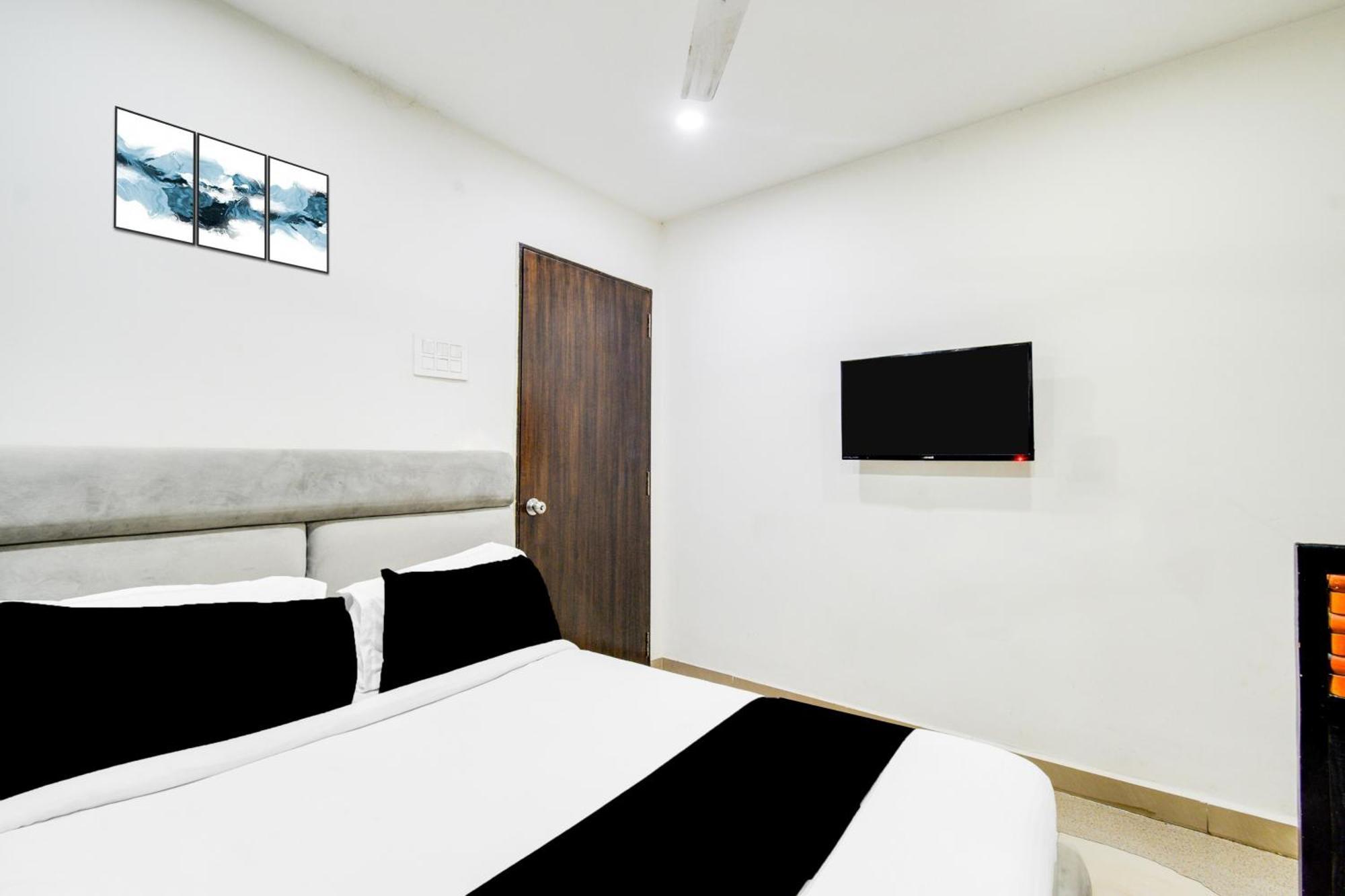 Super Townhouse Madhapur 100 Feet Road Formerly Jkc Grand Hyderabad Exterior foto